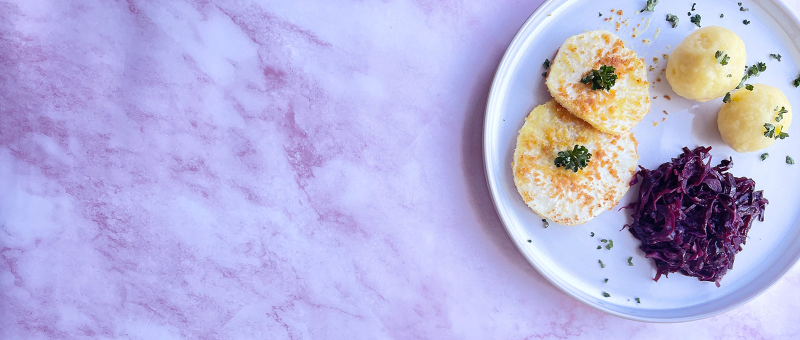 Sellerieschnitzel mit Kartoffelklößen und Rotkohl – HistaFood Sellerieschnitzel mit Kartoffelklößen und Rotkohl – HistaFood