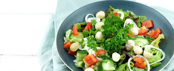 Bunter Salat mit Petersile und Macadamianüssen