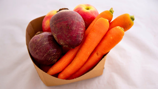 Äpfel, Rote Bete und Karotten in einer Schale