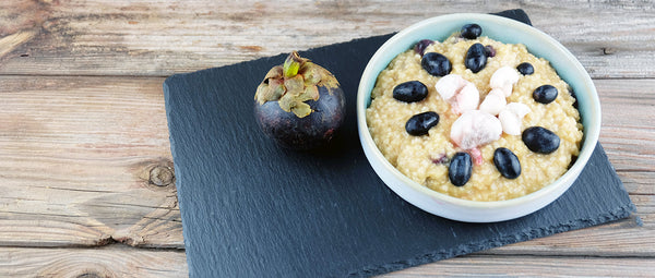 Apfel-Hirsebrei mit Weintrauben und Mangostan