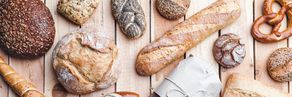 Verschiedene Brote und Brötchen