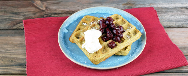 Hafer-Reis-Waffeln mit heißen Kirschen