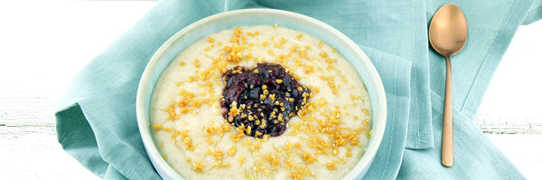 Dinkel-Grießbrei mit heißen Kirschen und Mandelkrokant