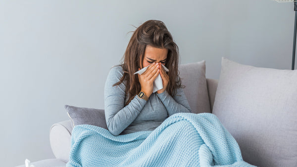 Frau ist erkältet