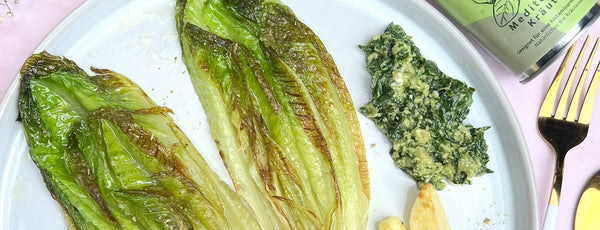 Gebratener Römersalat mit Kartoffeln und veganem Pesto