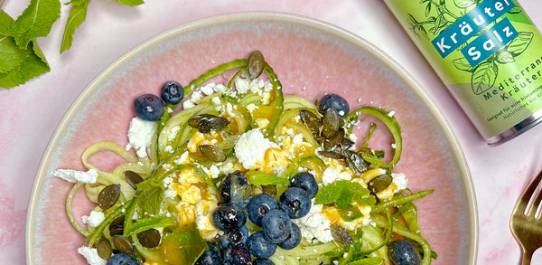 Gurkensalat mit Heidelbeeren und Feta