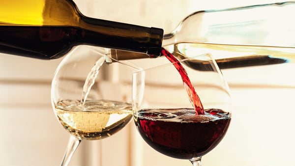 Weingläser werden mit Wein gefüllt