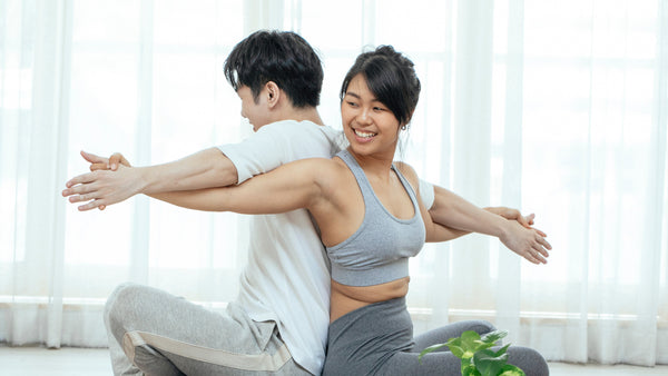Mann und Frau machen Sportübungen