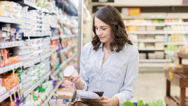 Frau ist im Supermarkt einkaufen