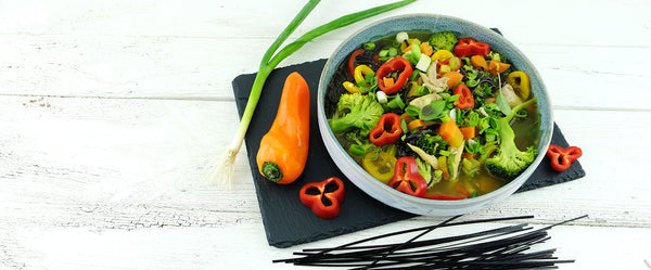Hühnersuppe mit Gemüse und schwarzen Reisnudeln