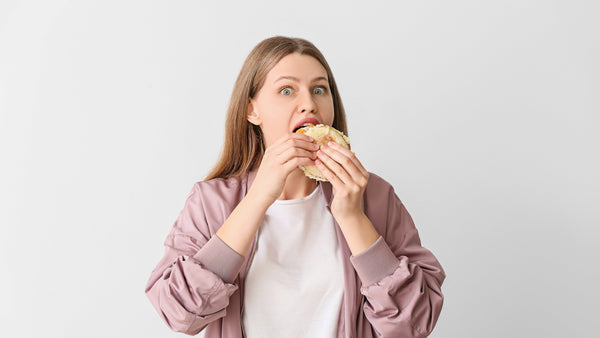 Frau isst Brötchen