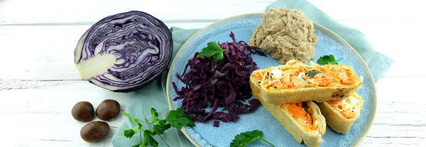 Karotten-Feta Strudel mit Pastinaken-Maronen-Püree und Rotkohl