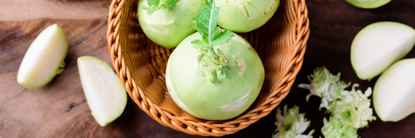 Kohlrabi komplett und geschnitten