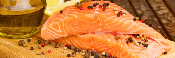 Titelbild mit frischem Lachs und Pfeffer zum Thema Lachs und Histamin