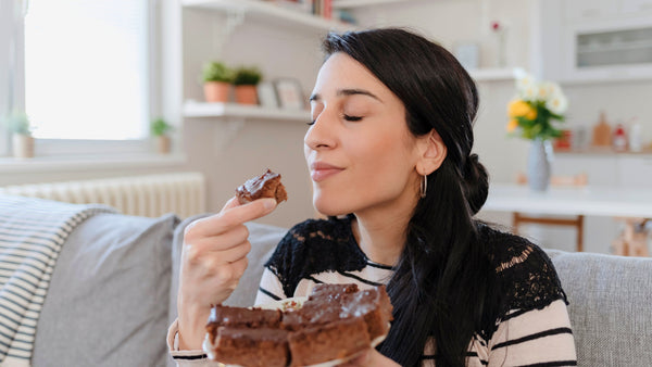 Frau isst Kuchen