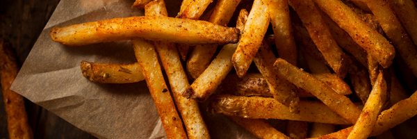 Knusprige Pommes auf Backpapier