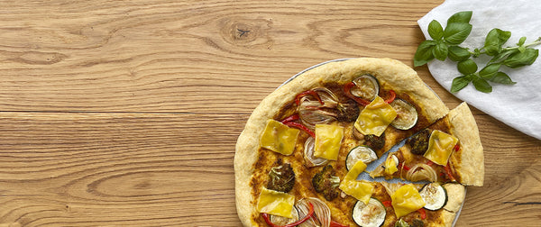 Vegane Pizza mit geröstetem Gemüse