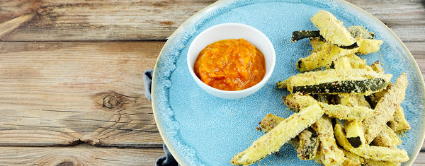 Zucchini-Pommes mit Paprika-Dip